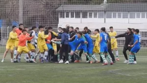 Ankara’da U18 Gençler Ligi maçında futbolcular birbirlerine girdi