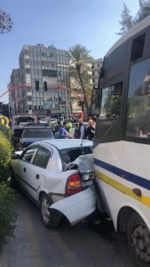 Mersin’de Halk otobüsü kırmızı ışıkta bekleyen araçlara çarptı: