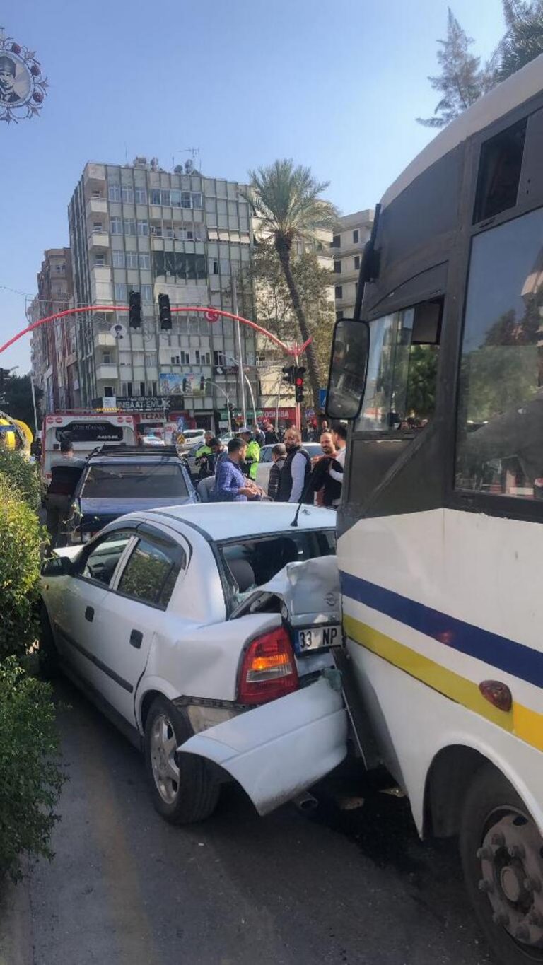 Mersin’de Halk otobüsü kırmızı ışıkta bekleyen araçlara çarptı: