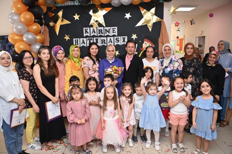 Açem’li Anneler ve Çocuklarının Karne Heyecanı