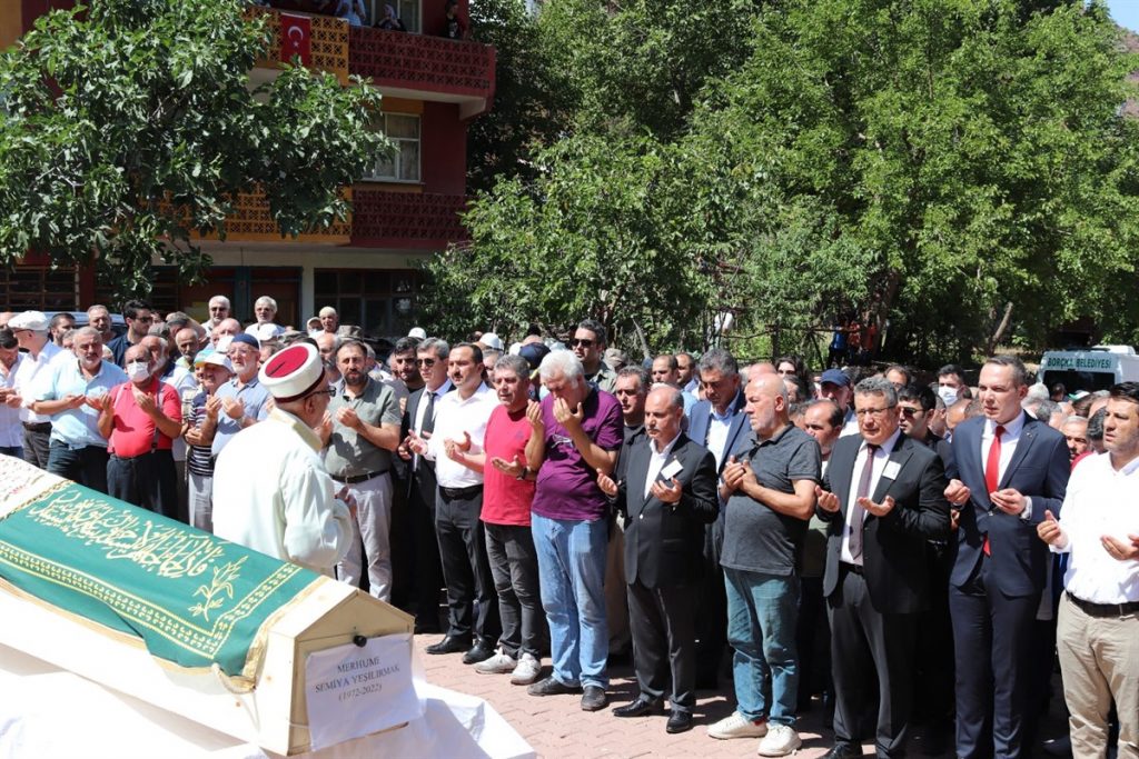 Polis Memuru Orhan Yeşilırmak ve Eşi Semiha Yeşilırmak için Artvin’de Cenaze Töreni Düzenlendi