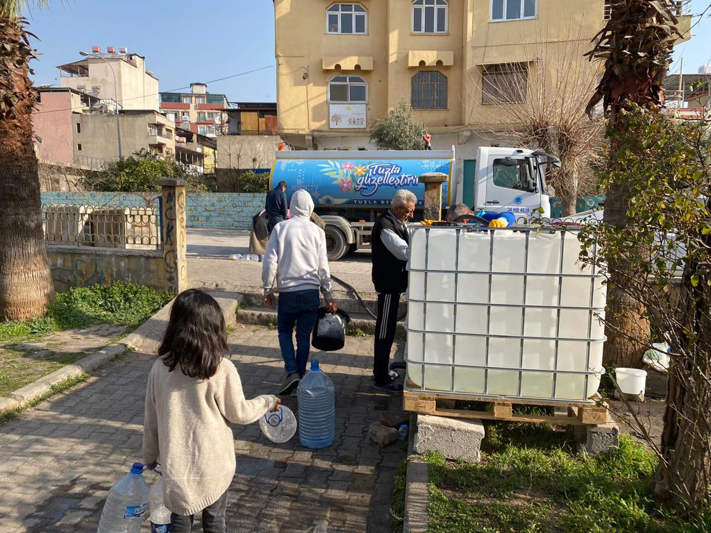 Tuzla Belediyesi Ekipleri Hatay’ın Kırsal Kesimlerine Temiz Sun Taşımaya Devam Ediyor