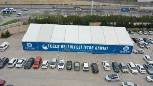 Tuzla Belediyesi Bin Kişilik İftar Çadırı Kurdu.