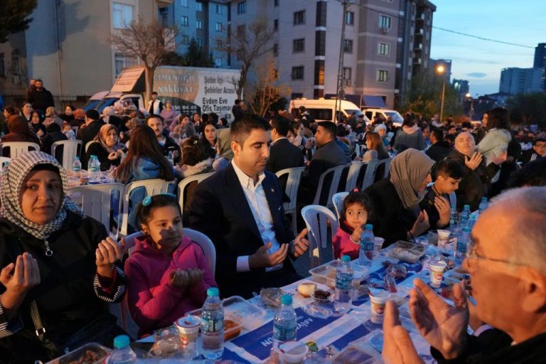 Binlerce Kartallı Belediyenin Açık Hava İftarlarında Buluştu