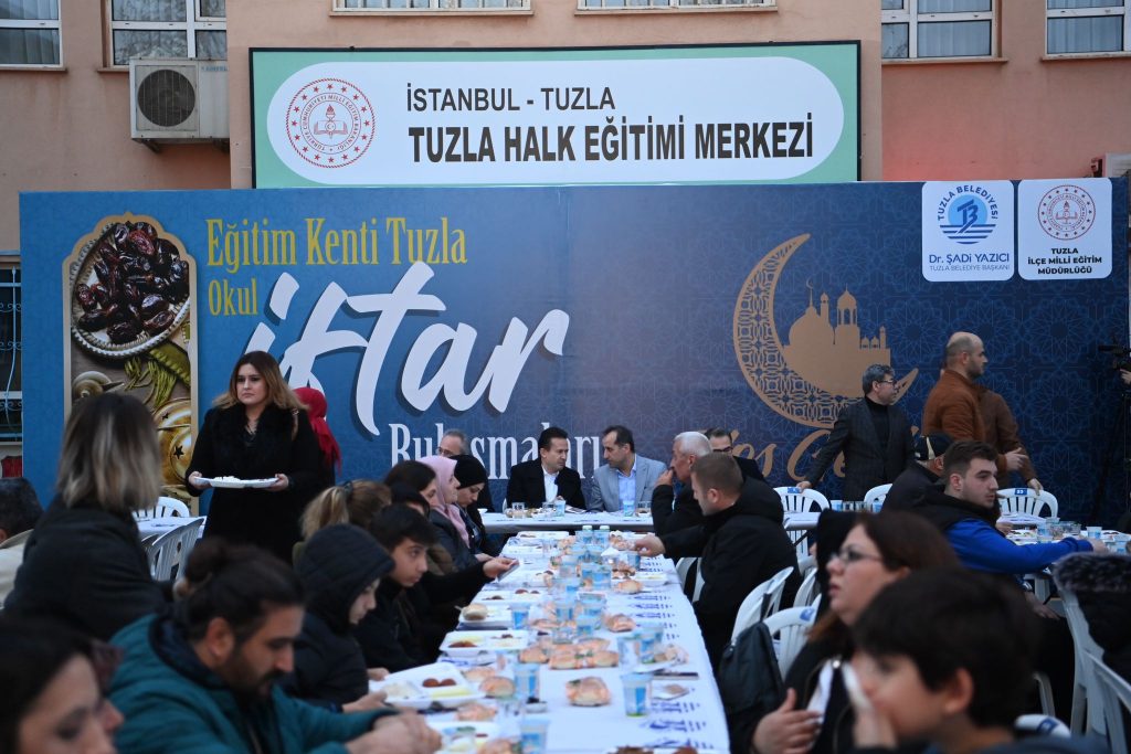 Başkanı Dr. Şadi Yazıcı, Tuzla Halk Eğitim Merkezi öğretmenleri İle İftarda Bir Araya Geldi