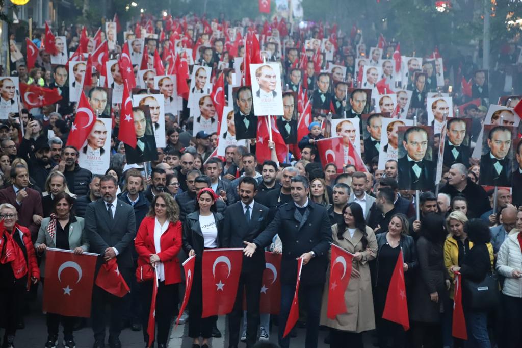 Kartallılar, Göksel’in Şarkılarıyla 19 Mayıs Coşkusunu Yaşadı