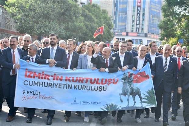 İzmirliler Geleneksel Zafer Yürüyüşü’nde Buluştu