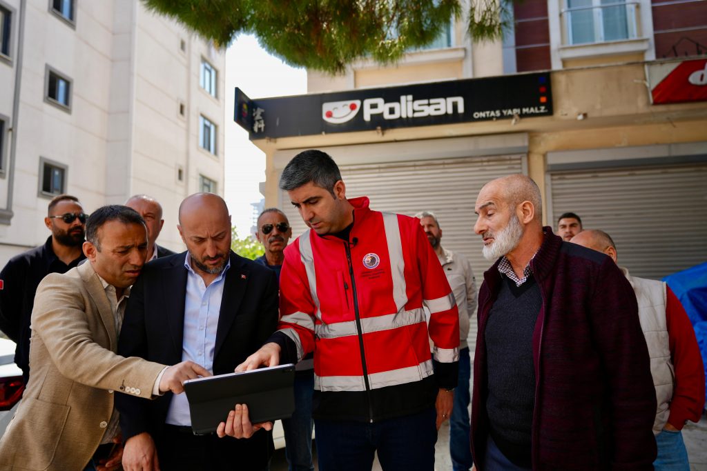 Başkan Gökhan Yüksel, Cevizlideki Balkon Çökmesiyle Alakalı İncelemelerde Bulundu