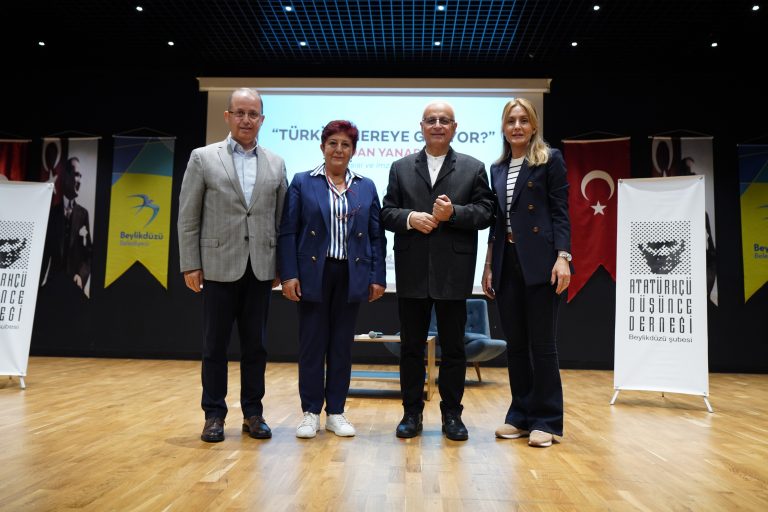 Yanardağ, Okurlarıyla Beylikdüzü’nde Buluştu