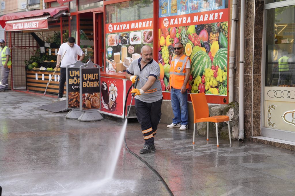 Kartal’da Bayram Öncesi Cadde ve Sokaklar Parlıyor!