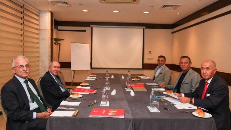 CHP Genel Başkanı Özgür Özel, Eski Genel Başkanlarla İstanbul’da Toplandı