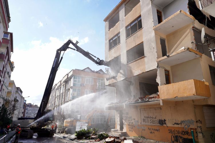 Avcılar’da Kentsel Dönüşüm Yıkımı