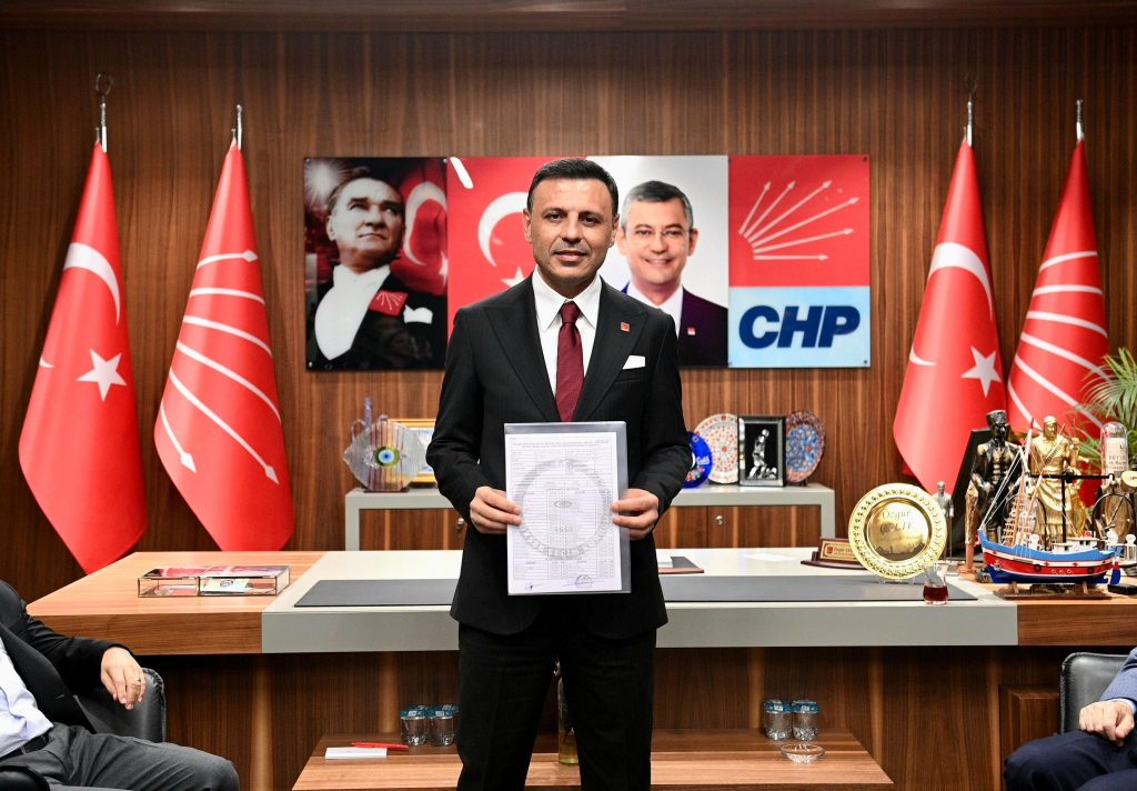 CHP İstanbul İl Başkanlığına Yeniden Seçilen Özgür Çelik, Mazbatasını Teslim Aldı