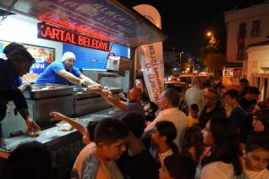 Kartal Belediyesi’nden Mevlid Kandili’nde Vatandaşlara Hayır Lokması İkramı