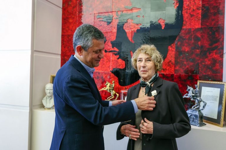 Ünlü Yazar Ayşe Kulin, CHP’ye Üye Oldu! Özel, Rozetini Kendi Taktı