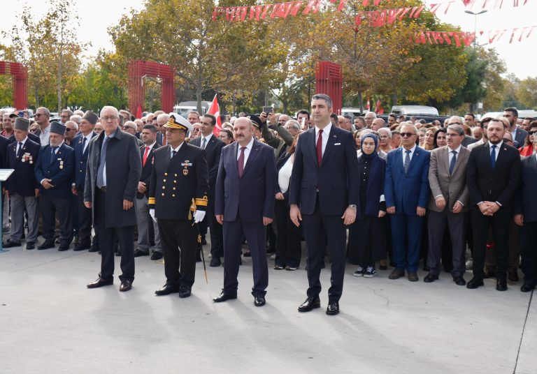 Kartal’da Cumhuriyet’in 102. Yılı, Atatürk Anıtı’nda Düzenlenen Resmî Törenle Başladı