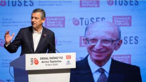 CHP Lideri Özgür Özel: “Erdal İnönü, Derin Bir Zekâyı Büyük Bir Ustalıkla Siyasi Söylemlerin İçine Dahil Edebilen Biriydi”