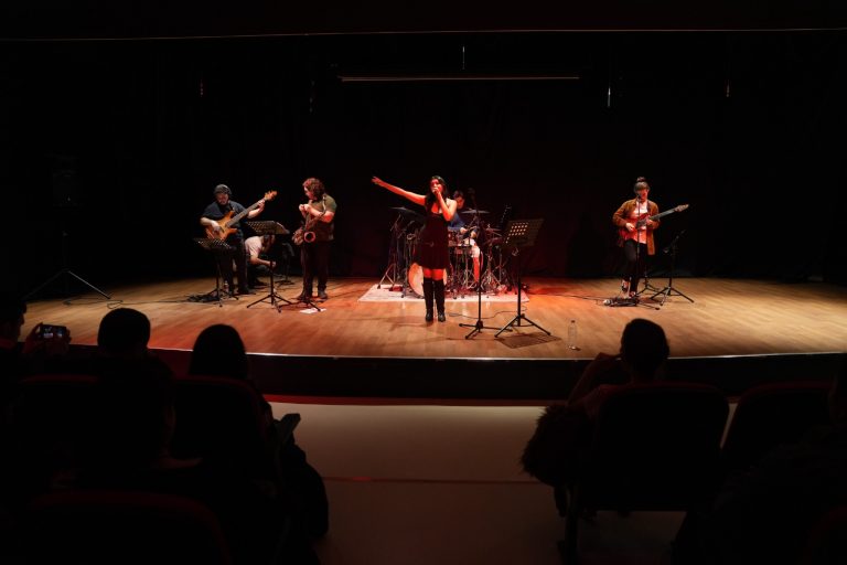 Uğur Mumcu Kültür Merkezi’nde Grup Flakes Konseri