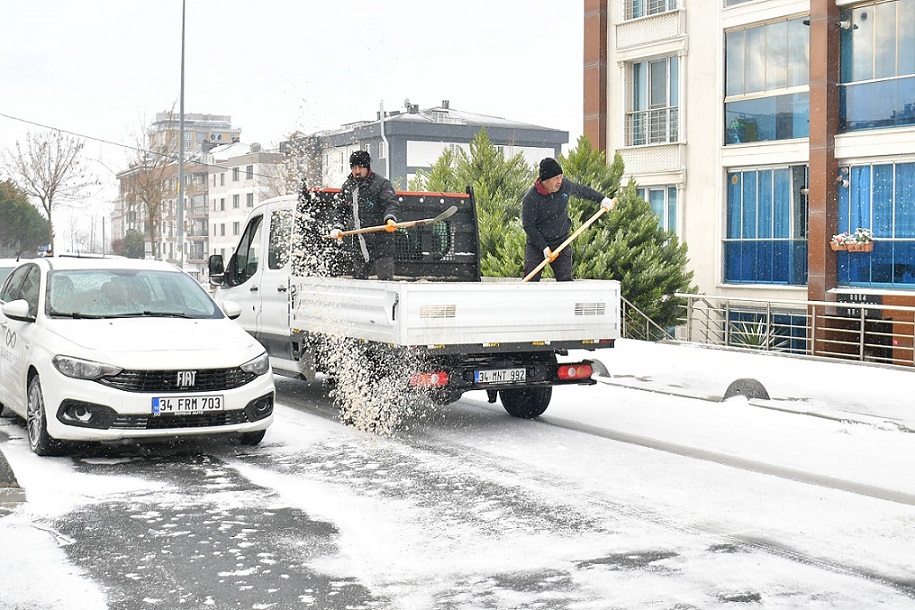 Beylikdüzü Belediyesi Kar Yağışına Karşı Sahada