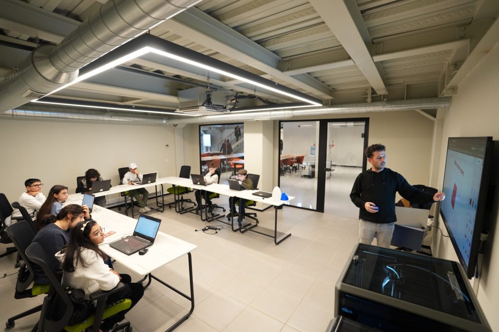 Maker Atölyeleri Kartallı Öğrencileri Bilim ve Teknolojiyle Buluşturuyor
