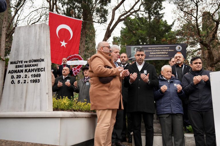Siyasetin “Altın Çocuğu”na 33 Yıllık Vefa: Adnan Kahveci Kabri Başında Anıldı