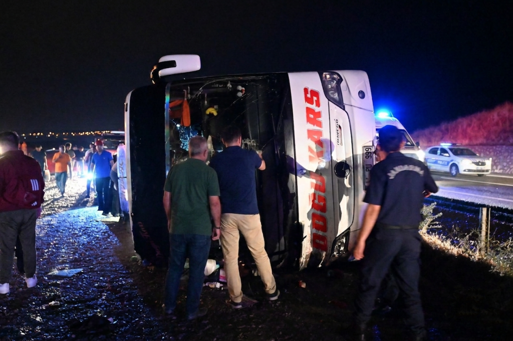 Kırıkkale’de Yolcu Otobüsü Şarampole Devrildi: 40 Kişi Yaralandı