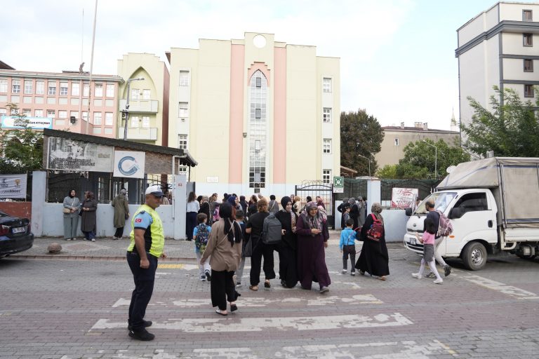Kartal Zabıtasından Okul Önlerinde Güvenli Trafik Mesaisi