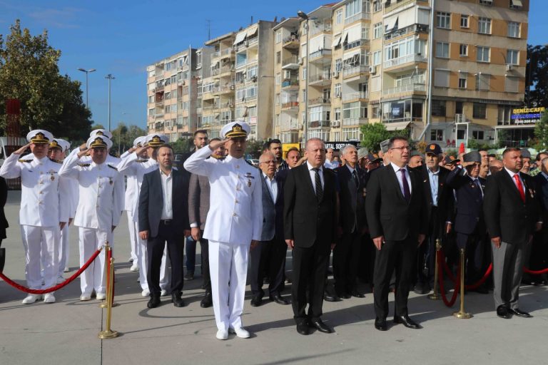 Gaziler Günü Dolayısı ile Kartal’da Atatürk Anıtı’na Çelenk Sunuldu