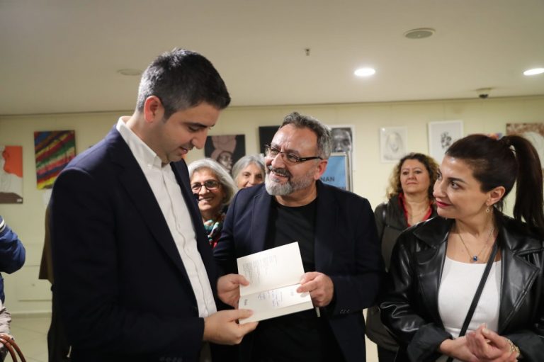 Gurbetçi Yazar Kenan Taşkesen, “Aşil Topuğu” Adlı Kitabını Okurları İçin İmzaladı