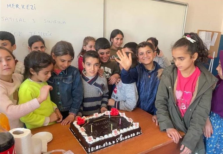 Tuzlalı Öğrenciler, Kendi Harçlıkları İle Diyarbakırlı Öğrencilere Doğum Günü Pastası Gönderiyor