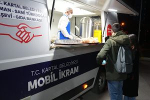 Kartal Belediyesi’nden Soğuk Kış Sabahlarında İçleri Isıtan İkram