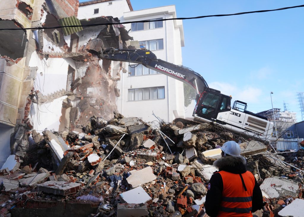 Kartal Belediyesi’nden Güvenli ve Düzenli Çevre İçin Metruk Yapı Çalışması