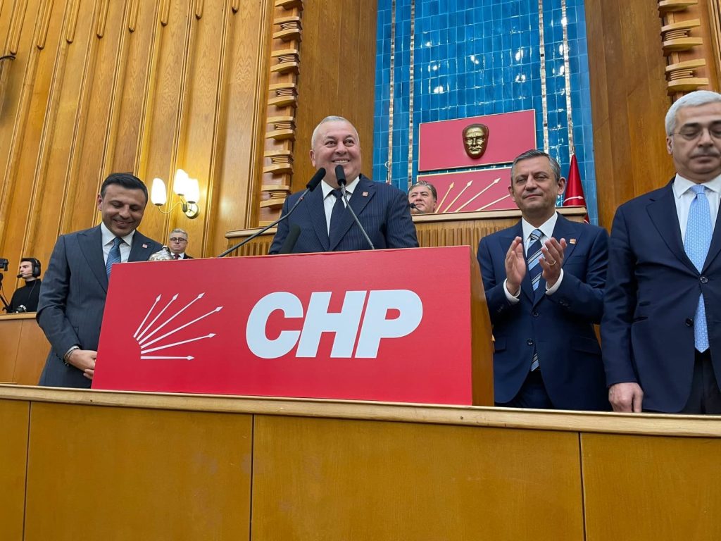 CHP’ye İki Yeni Vekil Katıldı: Uzun ve Enginyurt Rozet Taktı, Sandalye Sayısı 133’e Çıktı