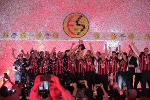 Eskişehirspor Şampiyonluğu Binlerce Taraftarın Katılımıyla Coşkuyla Kutladı