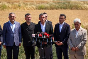 CHP Lideri Özgür Özel’den Silivri’de Sert Mesaj: “Bu Beyaz Gömleklerimizi Kirletemediniz, Kirletemeyeceksiniz”