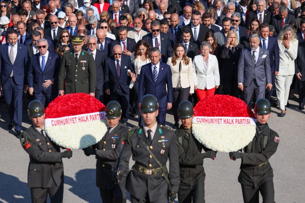 CHP’nin 102. Yılında Özgür Özel ve Parti Heyetinden Anıtkabir’e Anlamlı Ziyaret
