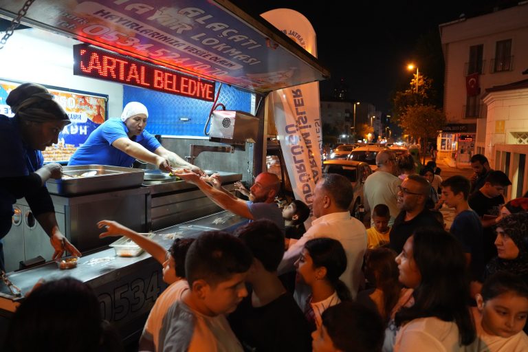 Kartal Belediyesi’nden Mevlid Kandili’nde Vatandaşlara Hayır Lokması İkramı