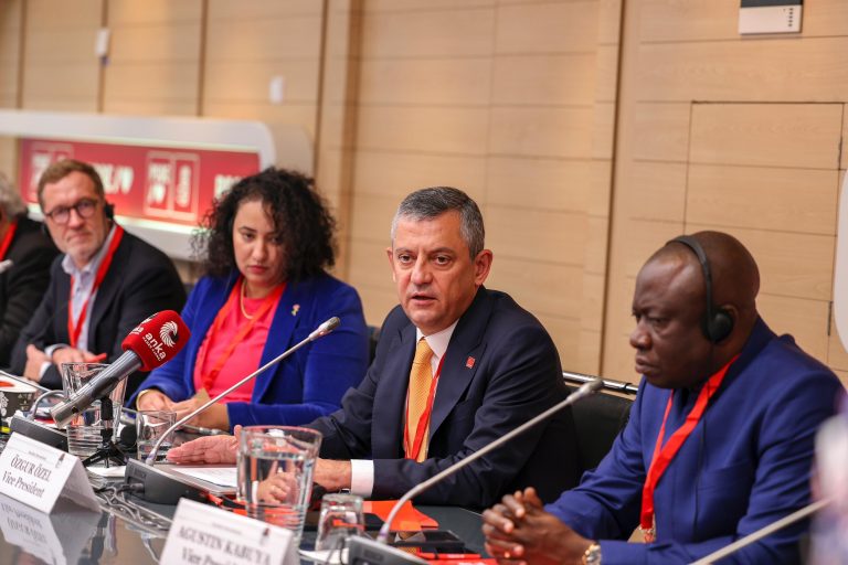 CHP Lideri Özel’den Madrid’de Sert Mesaj: “Otoriterlik Bulaşıcıysa, Demokrasi de Bulaşıcıdır”