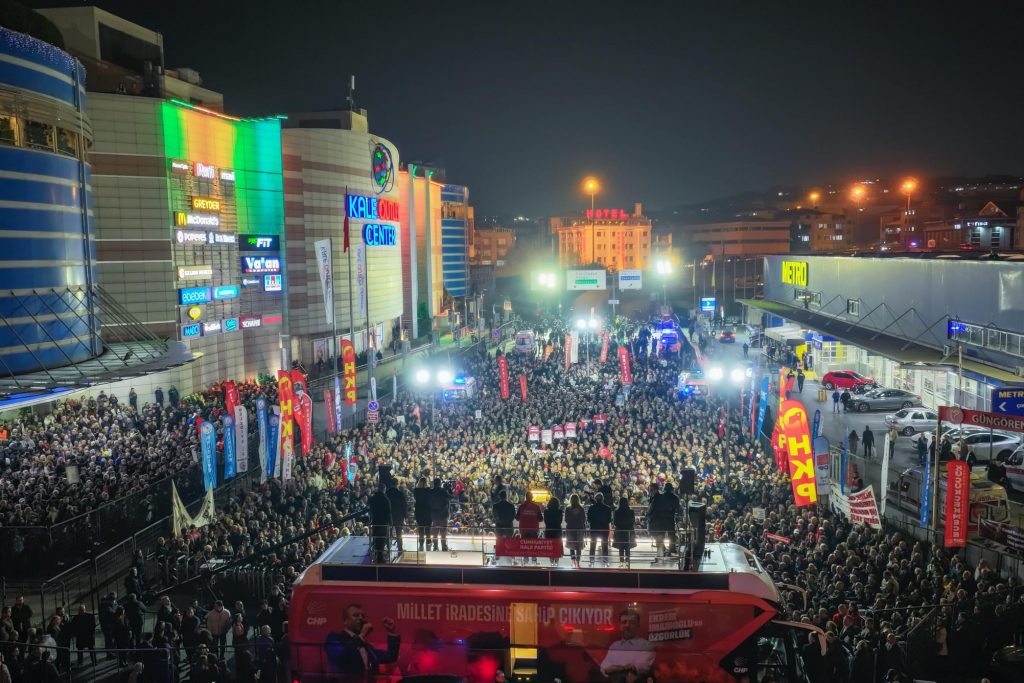 CHP Genel Başkanı Özgür Özel: “Vakit Sokakta Olma, Vakit Ayakta Olma, Vakit Mücadele Etme Vaktidir”