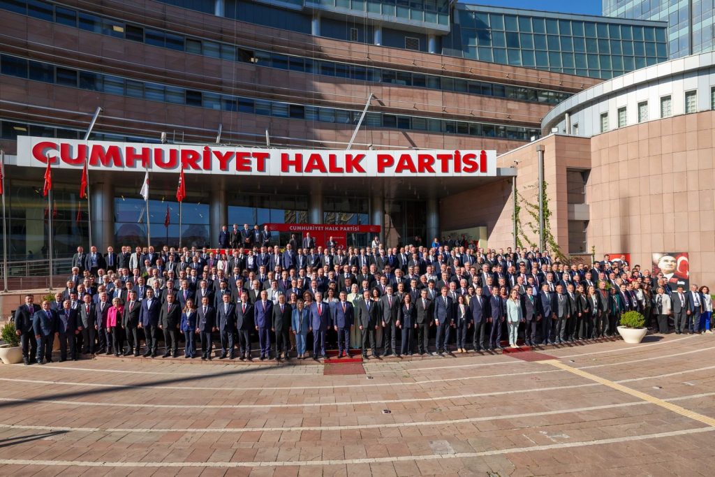 CHP’li Belediye Başkanları Ankara’da Toplandı: Özgür Özel’den Sert Mesajlar, Mansur Yavaş’tan Hukuk Vurgusu