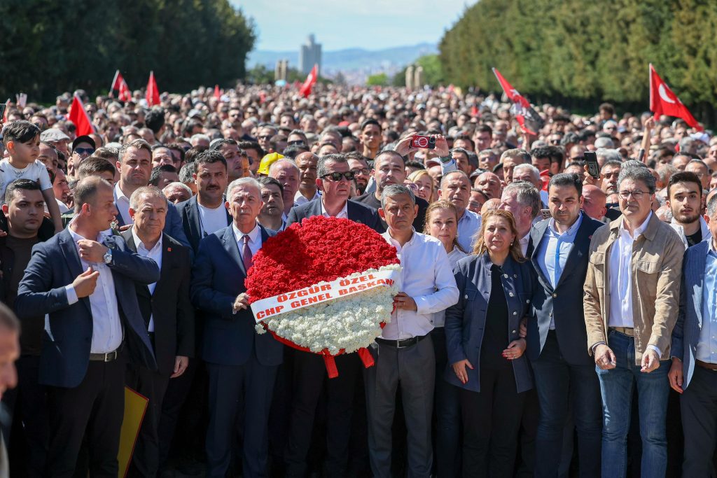 Özgür Özel, Binlerce Kişiyle Anıtkabir’e Yürüdü: “Onlar Yolun Sonunda, Biz Yolun Başındayız!”